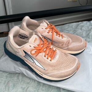 Altra Ego Max size 8.5 barely worn!